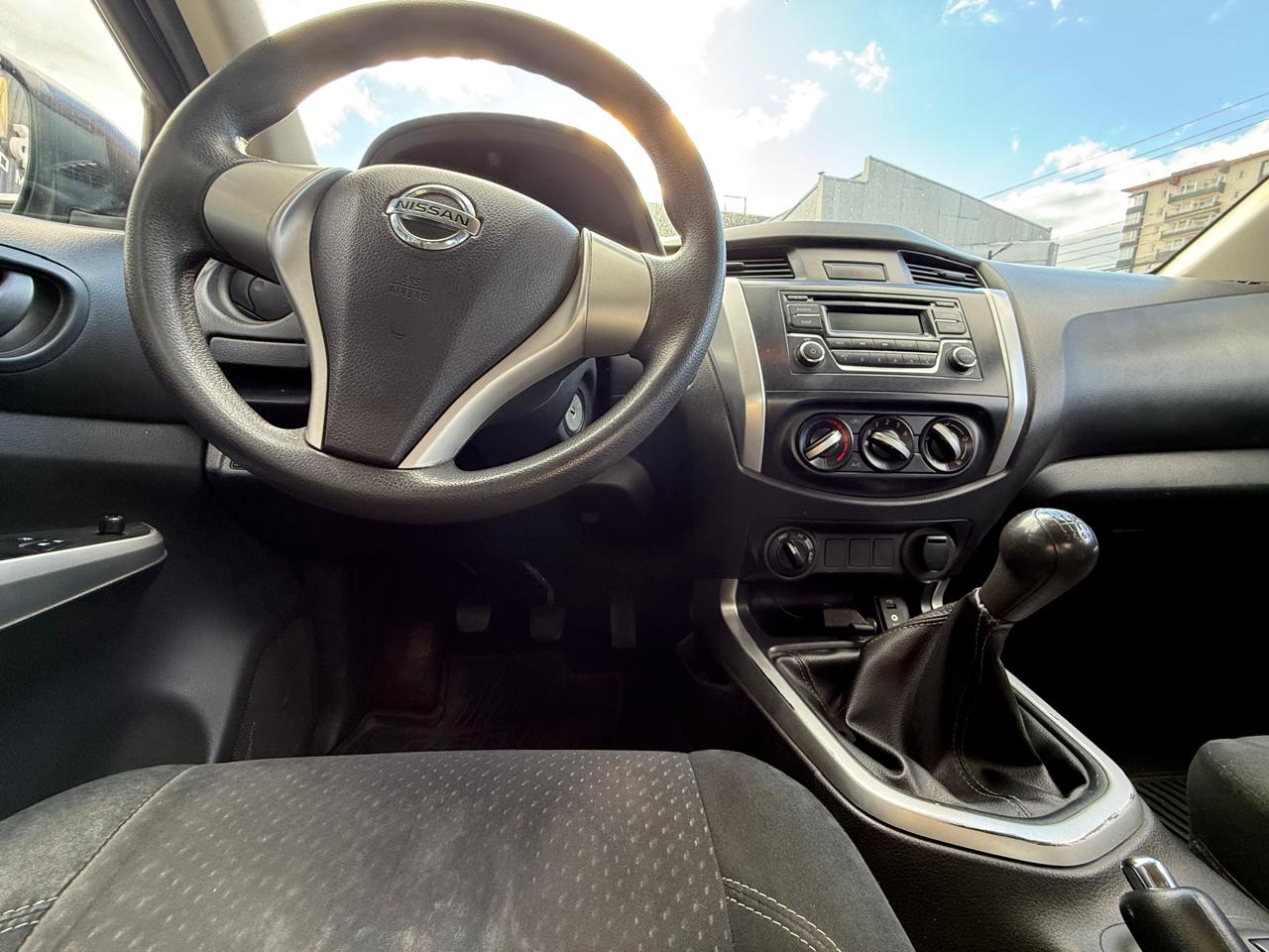 Nissan Np300 — foto 7 de 16